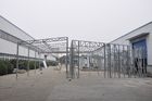China Waterdichte Geprefabriceerde Loodsen/de Loodsen van de Metaalauto met Gegalvaniseerde Staalkaders fabriek